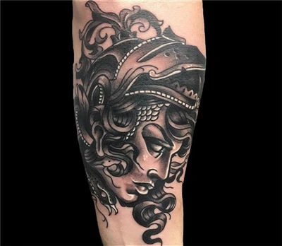 Medusa le haghaidh tattoo Spark