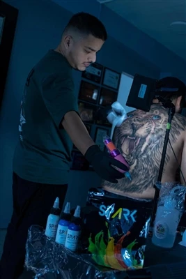 Tattoos infheicthe in Oifigí: Díoitíonn níos mó cuideachtaí polasaithe dochta...