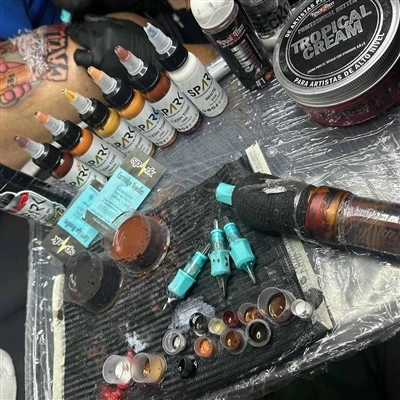 Tuairiscíonn Tattoo Studios an t -éileamh méadaitheach i measc na gcéad - cli...