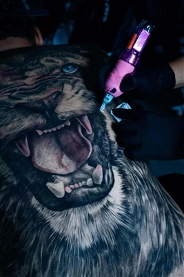 Tattoos dubh agus bán: treocht gan teorainn