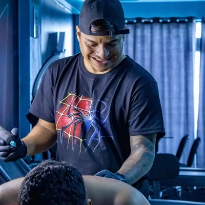 Conas Do Ealaíontóir Tattoo a Roghnú