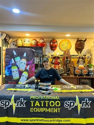 Fógraíonn SPARK Ink Comhpháirtíocht leis an Ealaíontóir Tatú Clúiteach Téalai...